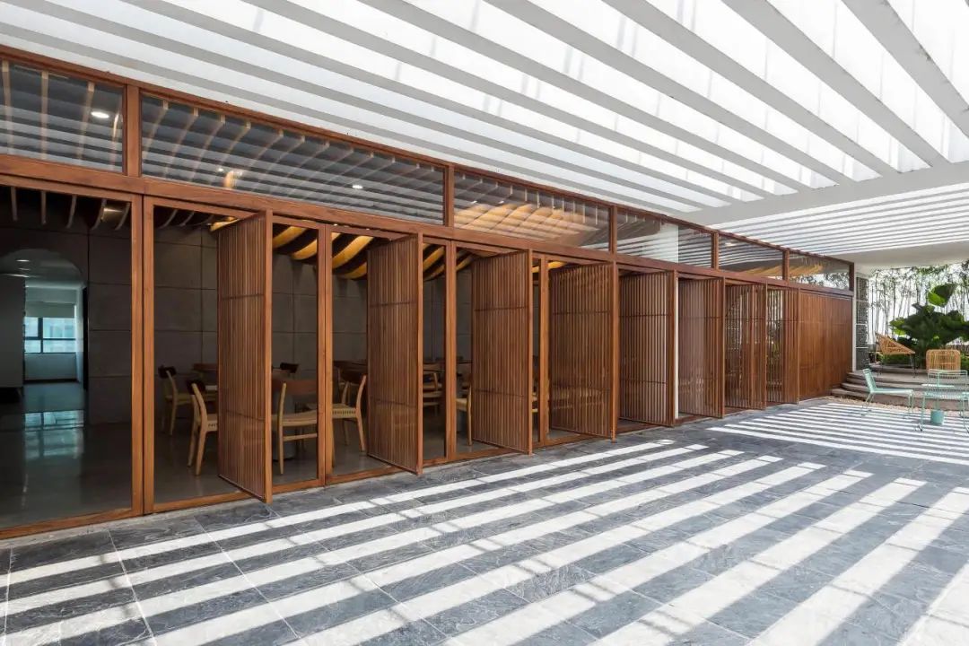 光影下的自然辦公空間，室內外的巧妙連結(圖4)